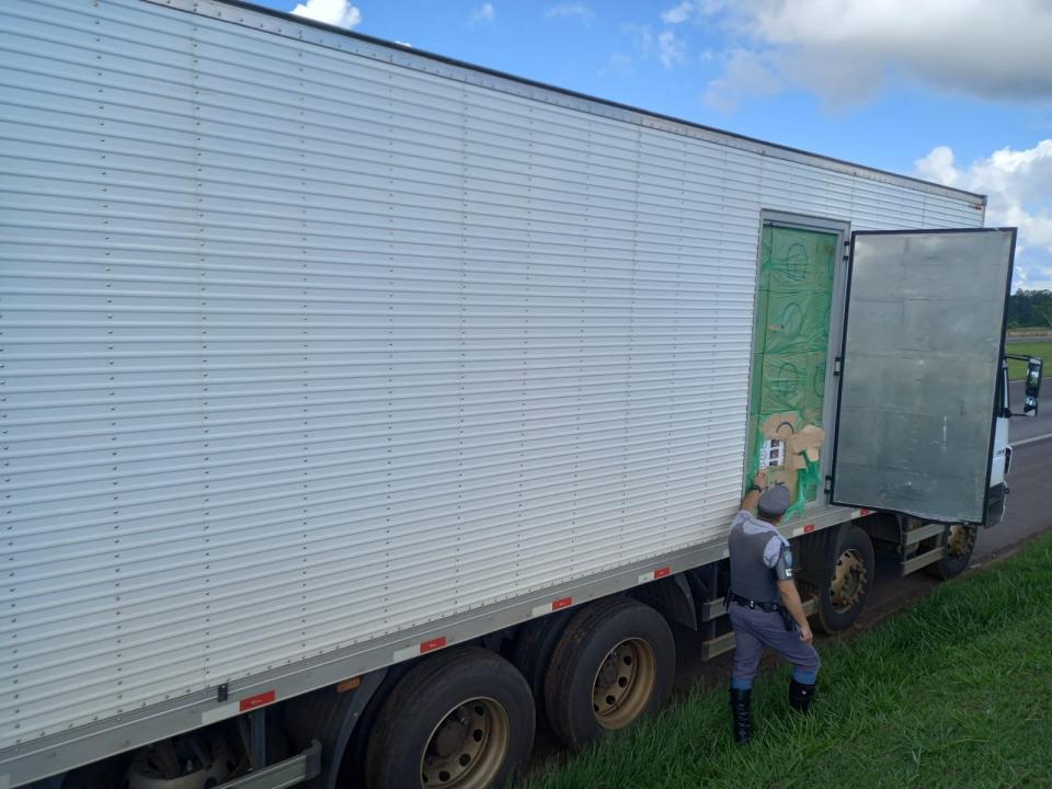 Foto 3 de 3 — Carga de cigarros contrabandeados é apreendida em rodovia de Araraquara